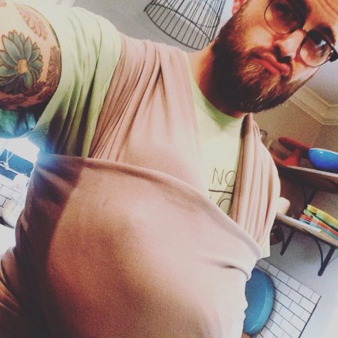 “#DadSoHard #DaddyDuckFace Wearing a baby like it’s my job. #BounceBounce”